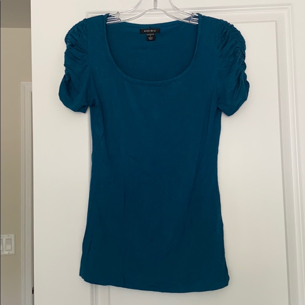 Ruffle-sleeved tee